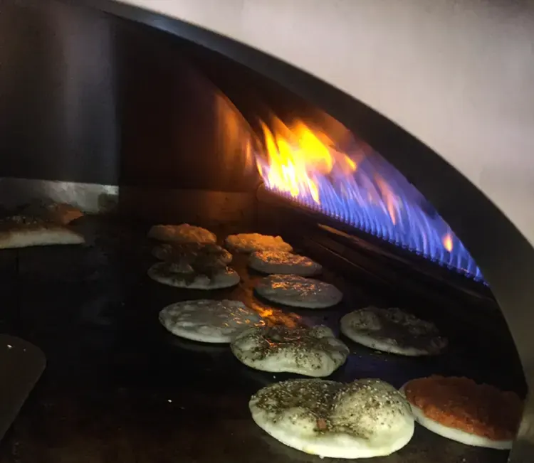 Backofen Fladenbrote backen im Ofen mit offener Flamme
