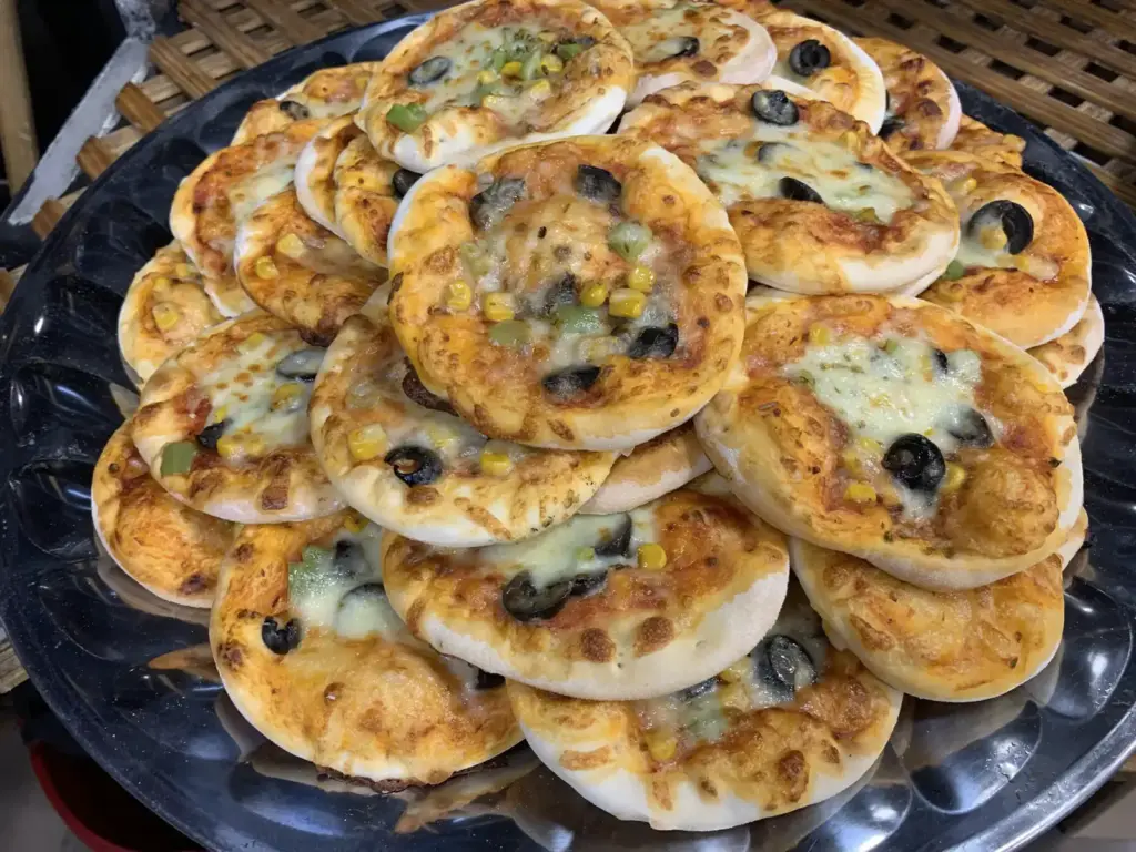 Stapel kleiner Manakish mit Käse und Oliven